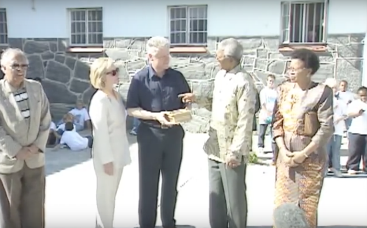 Mandela_presents_Clinton_with_quarried_rock_04.png