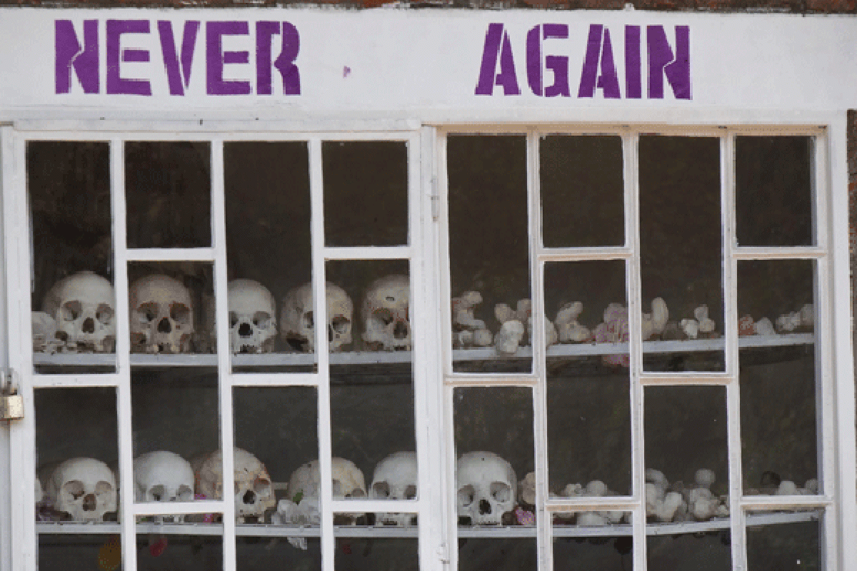 bewerkt-never_again_-_with_display_of_skulls_of_victims_-_courtyard_of_genocide_memorial_church_-_karongi-kibuye_-_weste